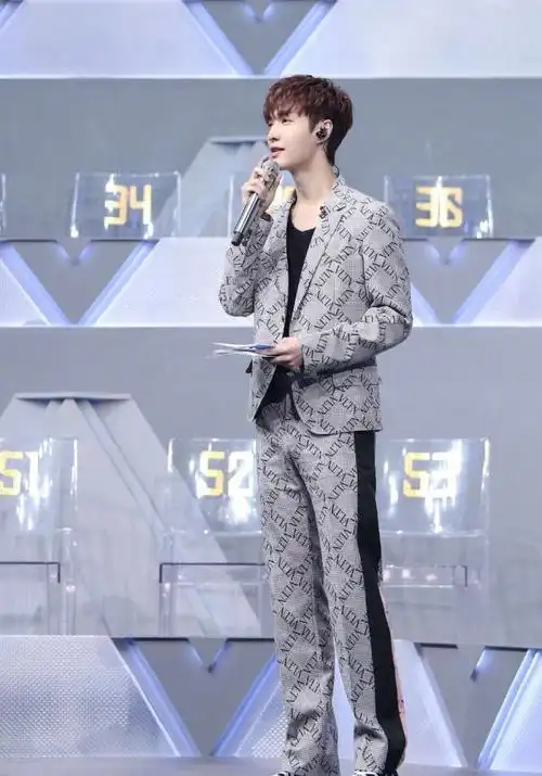 总是很舒服,这样清爽自然的男性也很受女性欢迎,节目中张艺兴全身更能