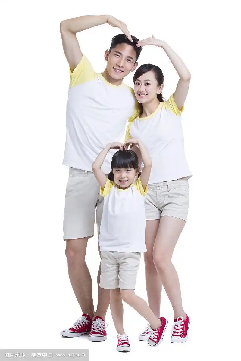 快乐的三口之家摆心型姿势