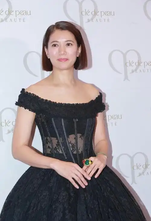 袁咏仪的短发看着有点显老穿上公主裙还透着肉肩膀看着太宽