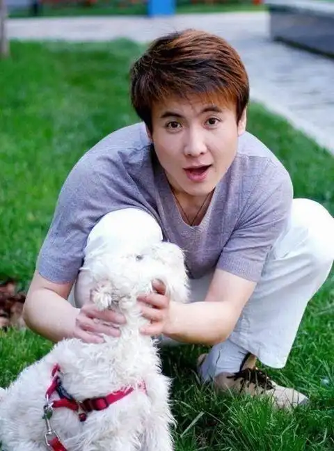 看看沈腾瞿颖旧照,年轻时候的沈叔叔真的也太帅了吧,嫩嫩的样子相信