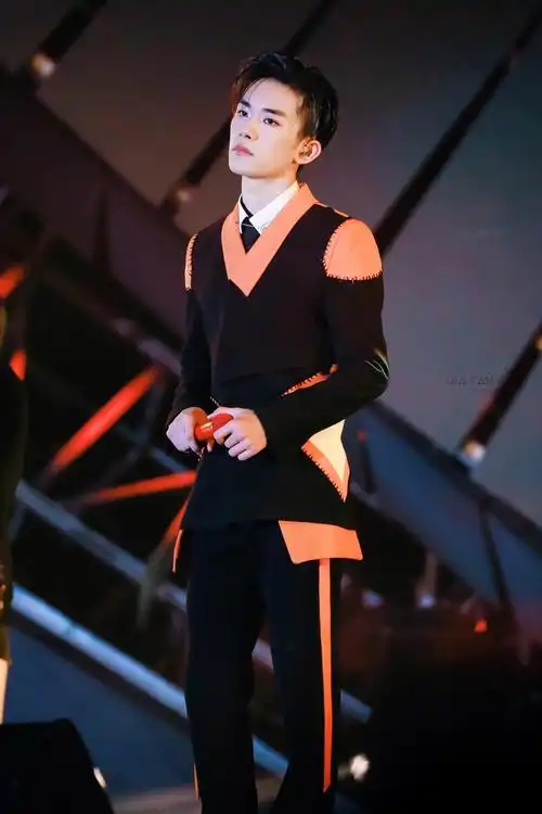 易烊千玺人海颠簸车水川流手执红色话筒的你西装翩翩