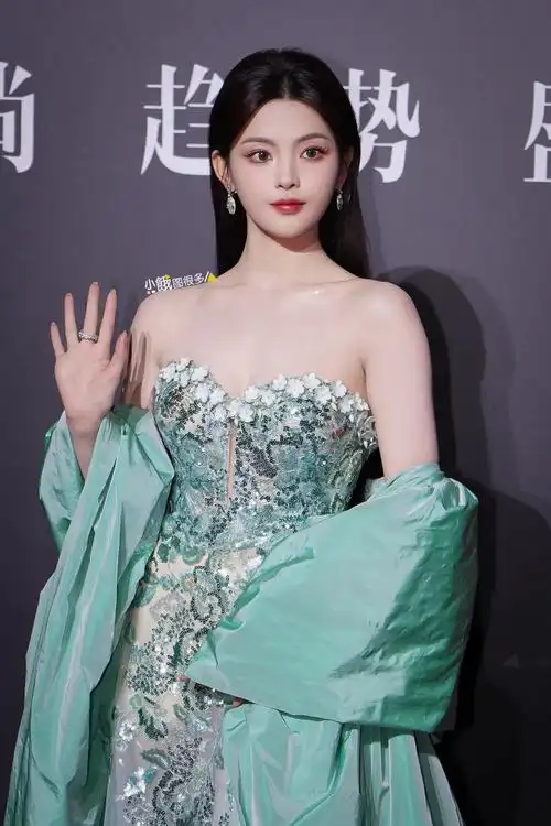 杨超越超话20231225#费加罗明星生图#杨超越高清生图图集6p,放大了看