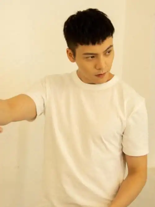 34岁陈伟霆还剪"盖盖头"?这款发型深受男生喜爱,减龄又帅气