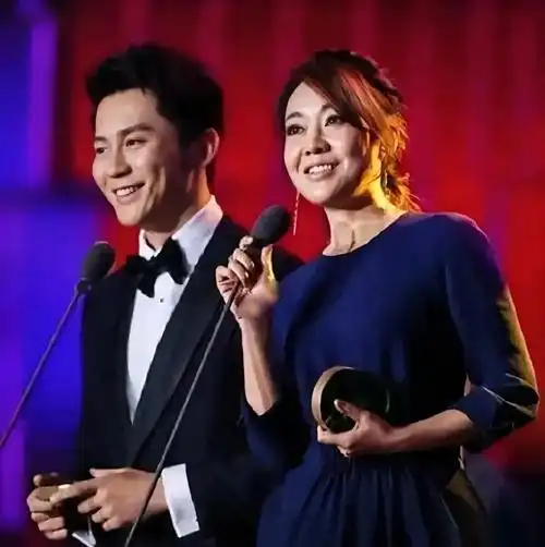 确实,闫妮的感情经历较为丰富,自从在2004年跟小她2岁的前夫离婚后,她