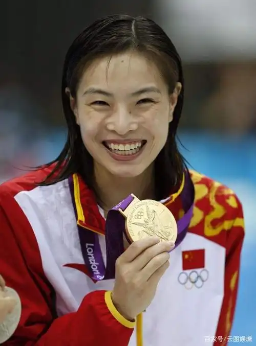 33岁吴敏霞近照曝光,退役3年成辣妈,美腿纤细修长,皮肤白皙