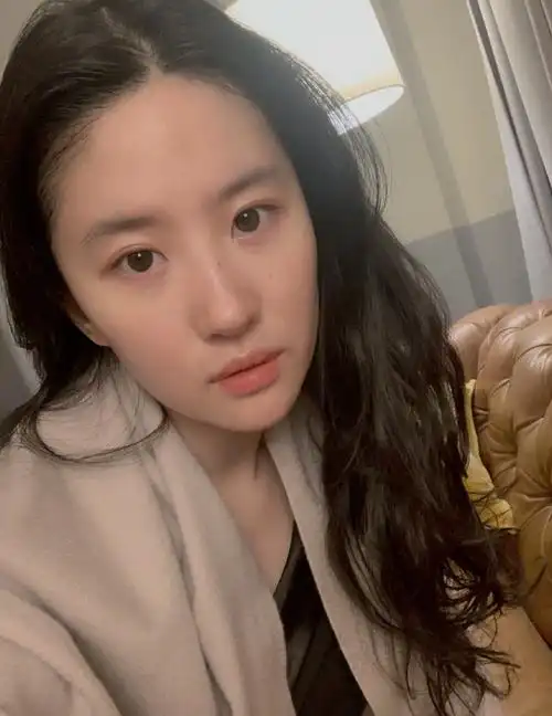 刘亦菲素颜出镜太美丽,皮肤红润细腻,看不出32岁了