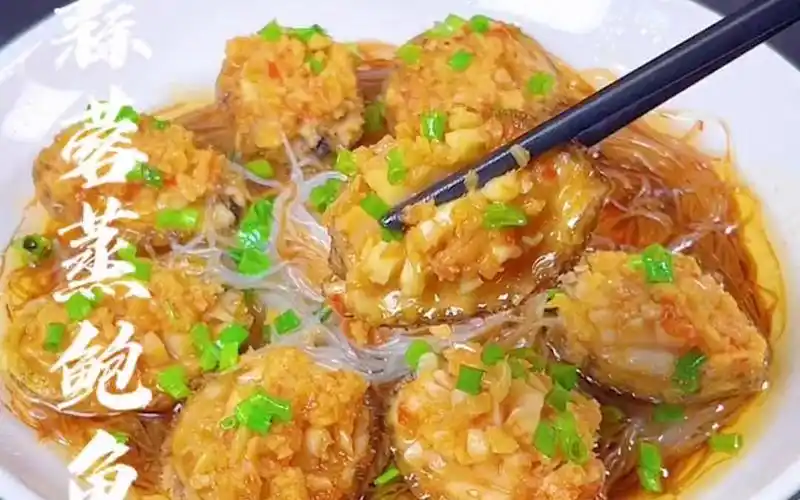 平时家里来客人了,你就做一道蒜蓉粉丝蒸鲍鱼,鲜香q弹,做法简单