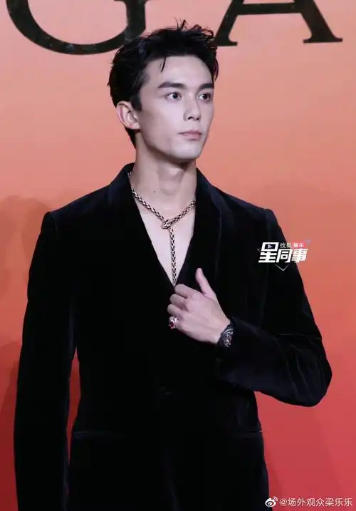 吴磊为了展示项链把衣服剪了两寸