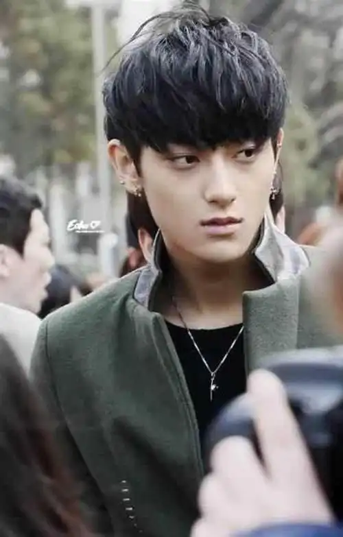 黄子韬直播向徐艺洋表忠心,不惜得罪全体女粉,粉丝炸了!