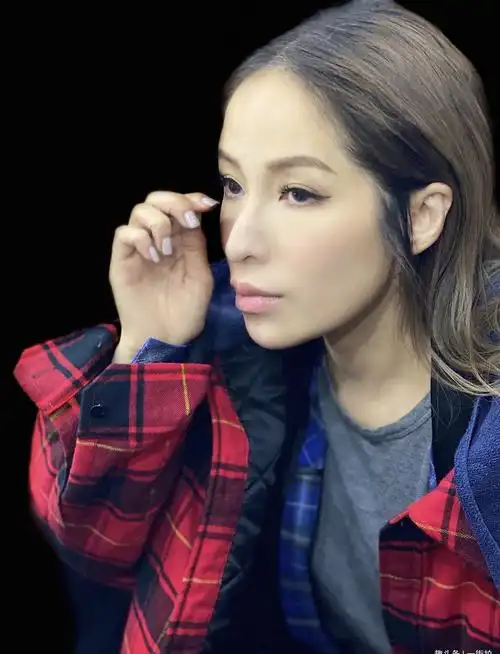 41岁萧亚轩霸气回归,穿豹纹装染超浅发色,被爱情滋润状态显年轻