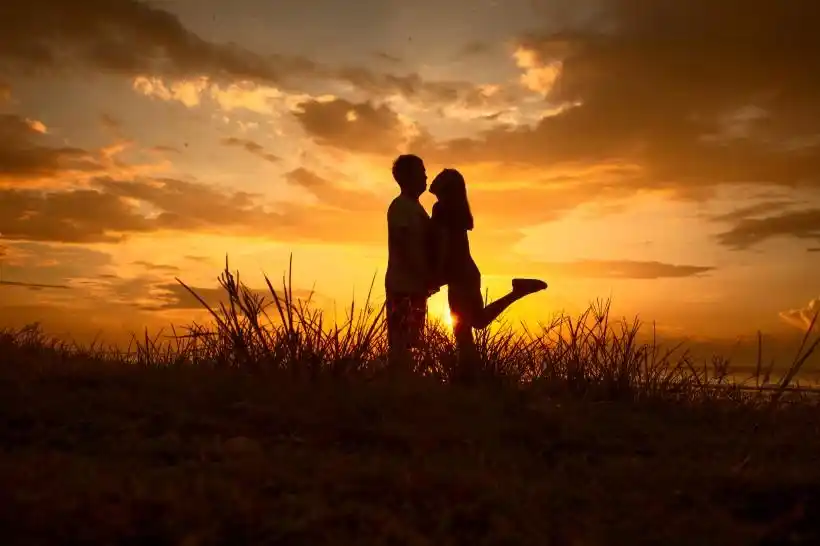 夕阳下恩爱的情侣图片 - 第5张