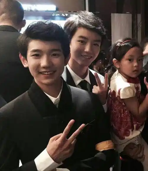 王俊凯王源久违同框合影,站位和小时候一样,网曝两人还与李易峰一起