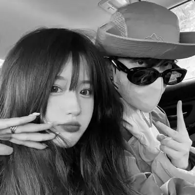 高级情头真人黑白一对两张图片_情侣头像_头像屋