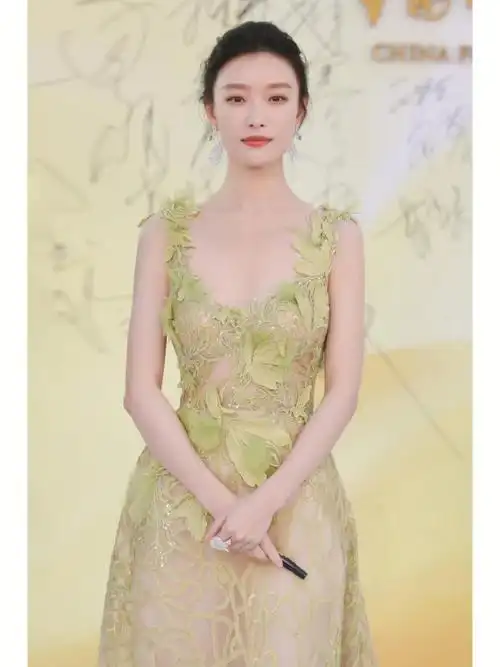 今天看到了好多倪妮的金鸡百花电影节颁奖典礼造型图!