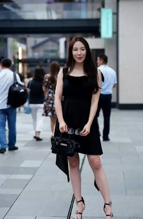 街拍美女成熟型的小姐姐穿吊带连衣裙柔美之态尽显女人味