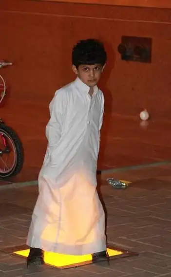 沙特妇女黑纱遮掩下的神秘容颜(组图)