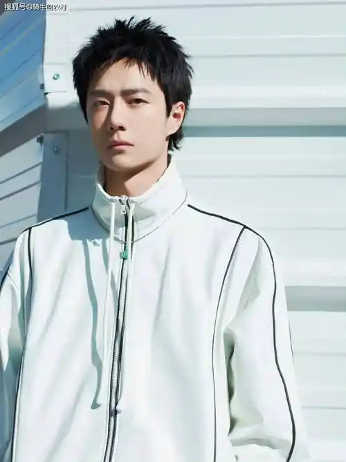 巴黎这一夜:周冬雨抹胸,刘亦菲秀腿,王一博松弛,欧阳娜娜老气_宋茜