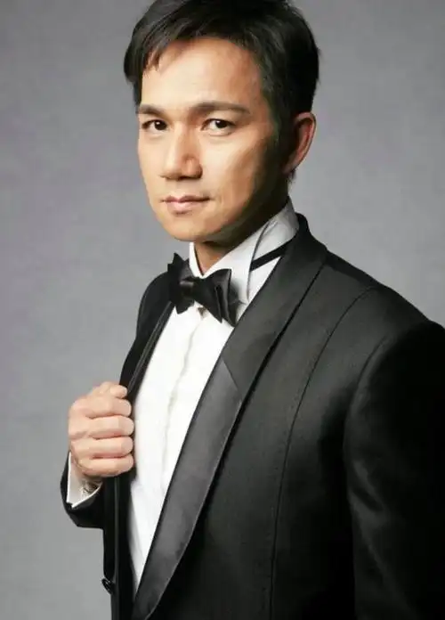 58岁港星骆达华去英国过年,妻子在街头踮脚献吻,学霸女儿颜值高