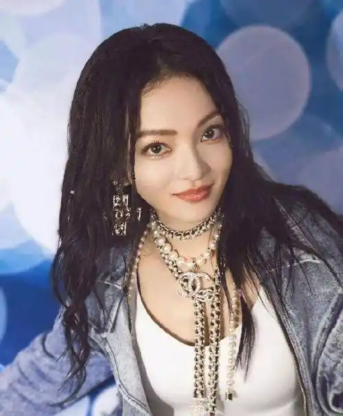 根据工作室发布的照片,尽管只有张韶涵打点滴的一只手臂被曝光,没有