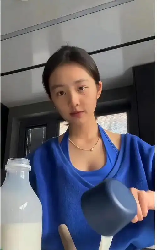 网友曝料:黄磊一家遭遇飞机尴尬,富婆霸气反击!