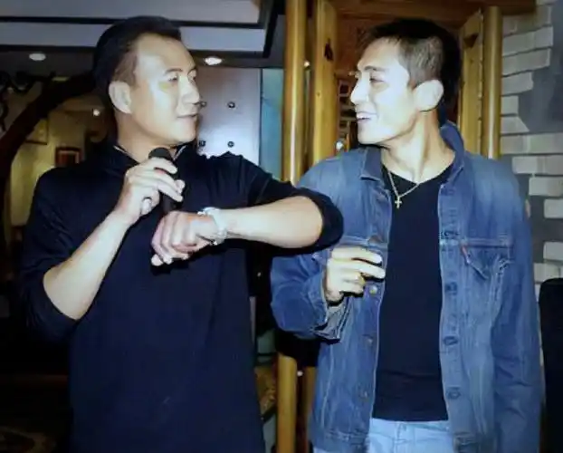 导演关锦鹏承认在导演该片时爱上了胡军.