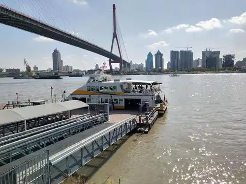 漫步美丽的黄浦江畔