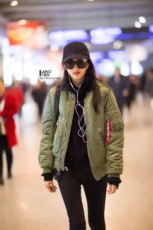 关晓彤机场帅气手机壁纸