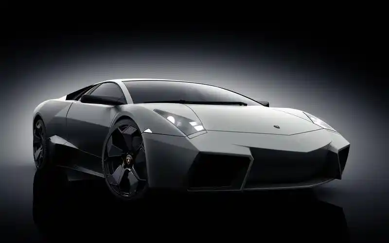 兰博基尼的骨子里有一种唯我独尊的霸气,这种霸气使其在汽车界树立起