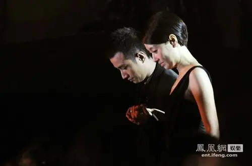 张柏芝未受"锋菲恋"影响 浇地照曝光身材暴瘦(组图)