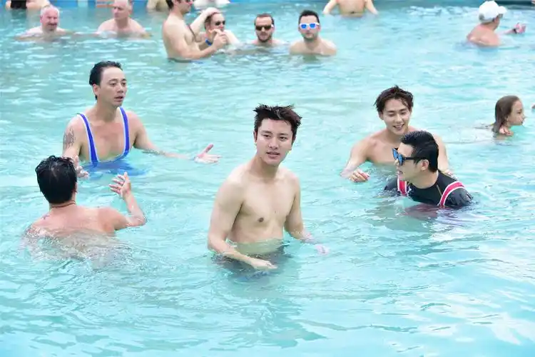 贾乃亮遭全体"马杀鸡"