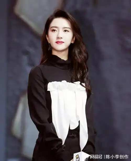 清新女神许龄月写真,清纯靓丽优雅性感,长发飘飘仙女范.