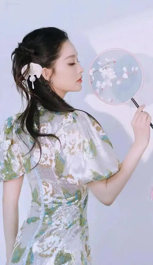 李沁庆余年2重庆路演新中式妆造泡泡袖修身旗袍好温婉漂亮