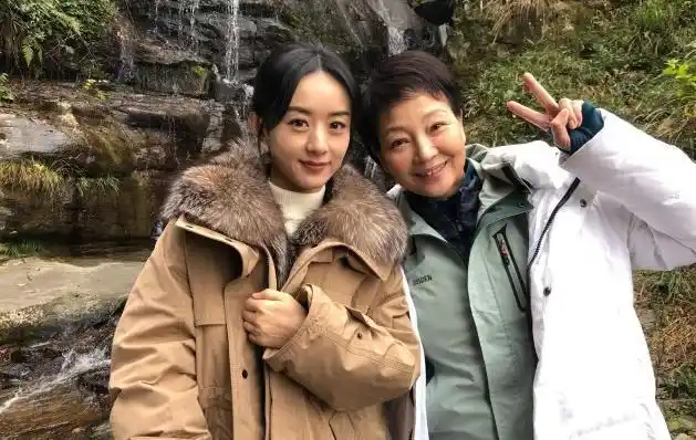 幸福到万家赵丽颖路透和小男孩牵手尽显妈妈本色