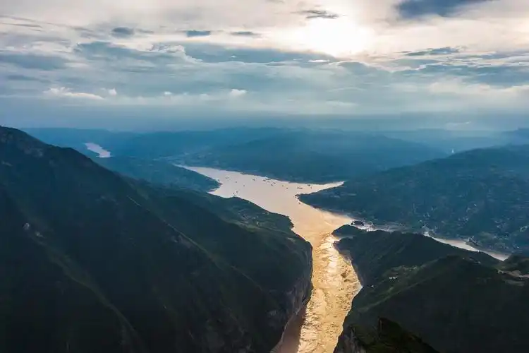 三峡门户大江水向东奔涌落日余晖举步登上三峡之巅放眼望去感慨祖国大