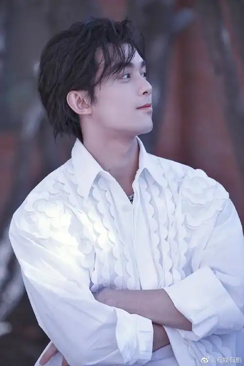 吴磊半长发白衬衫