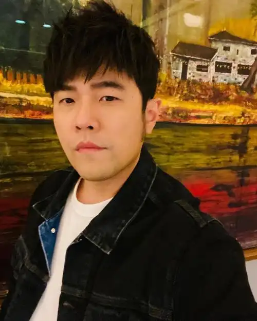 周杰伦晒自拍称装文青去工作戴圆框眼镜被赞逆生长