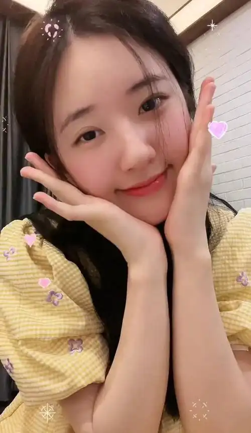 赵露思捧脸比心又奶又甜 穿碎花露背长裙可爱满分