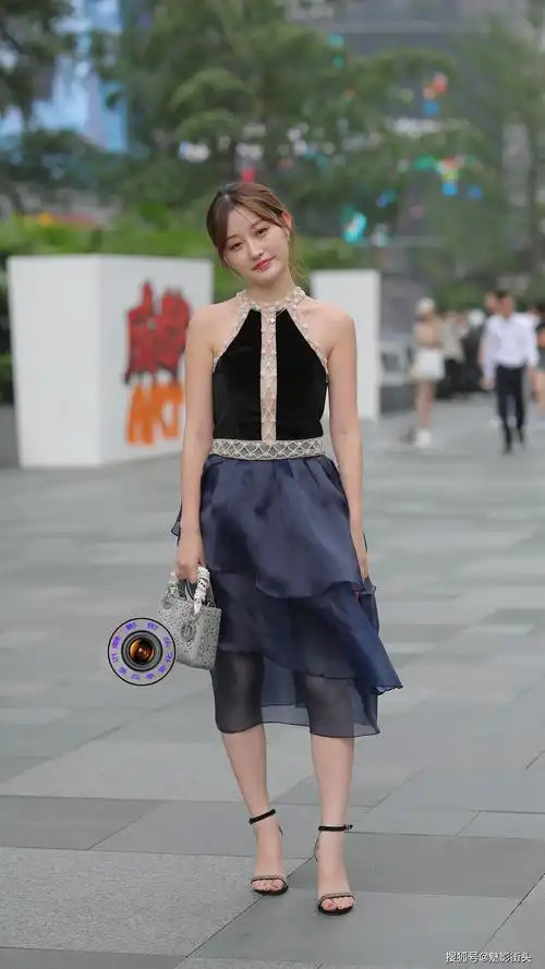 原创挂脖连衣裙搭配一字带高跟凉鞋,时尚姑娘的简单穿搭,展现气质美