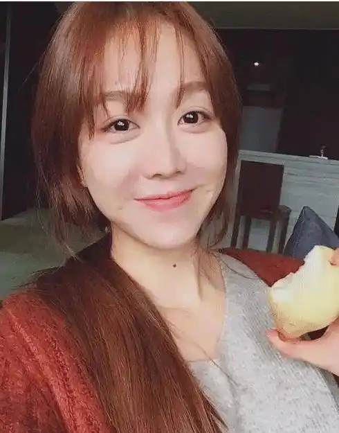 姜妍小名,虽然不红又是干女儿,但尴尬场面是避免不了的_巴图_凌是_贾