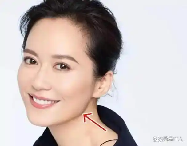 然而,有些粉丝认为,以她高颧骨的特点来说,并不是一位标准的美女.