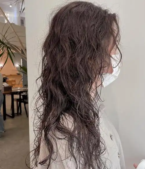 "长发烫满头",风情万种又上头._发型_中国_人类