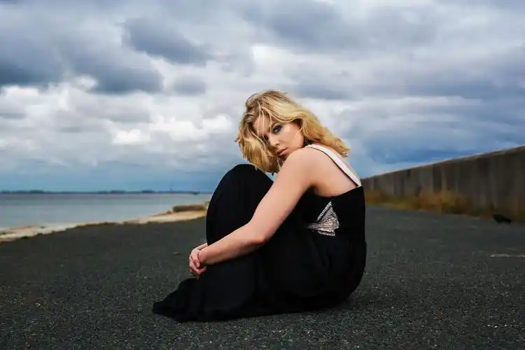 women,model,blonde,holding knees,black dress,壁纸,高清壁纸人物