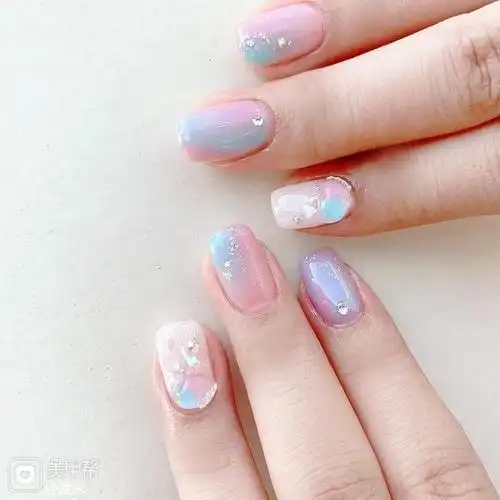 渐变晕染美甲图片