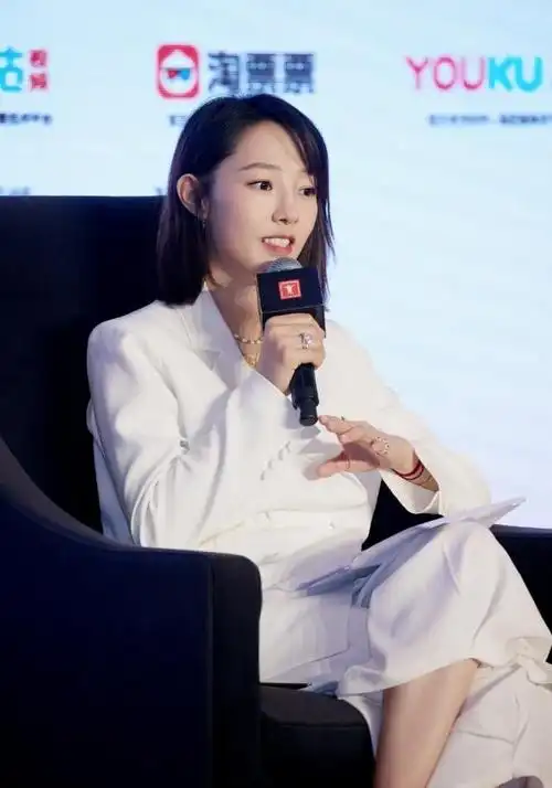 白百何出席上海电影节两套服装曝光白西装新潮黑碎花复古会玩