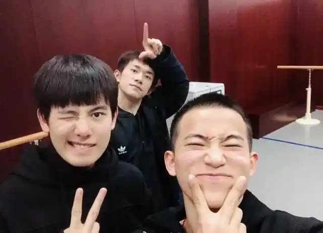 易烊千玺晒室友照片除了他和胡先煦剩下的不化妆都是路人脸