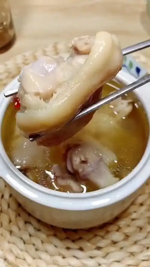 黄豆炖猪蹄据说女人都爱吃冬天了为家里的她煲点汤吧