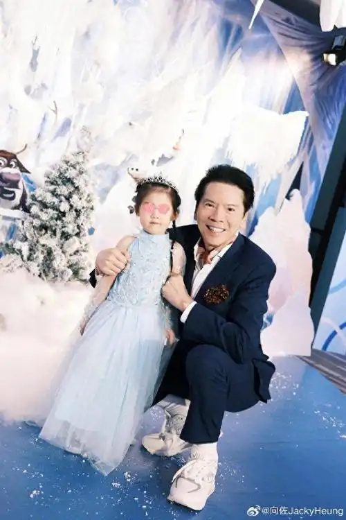 向佐抱三岁女儿逛街父女俩越长越像郭碧婷的混血基因失效