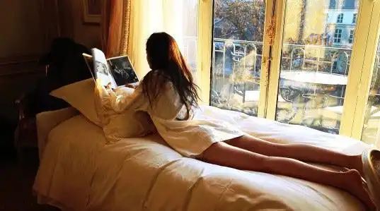 欧阳娜娜床照下衣失踪慵懒趴床露逆天长腿