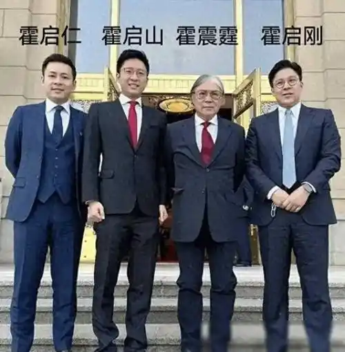 霍启刚全家回广东小县城祭祖郭晶晶素颜出镜三个孩子表情哀伤