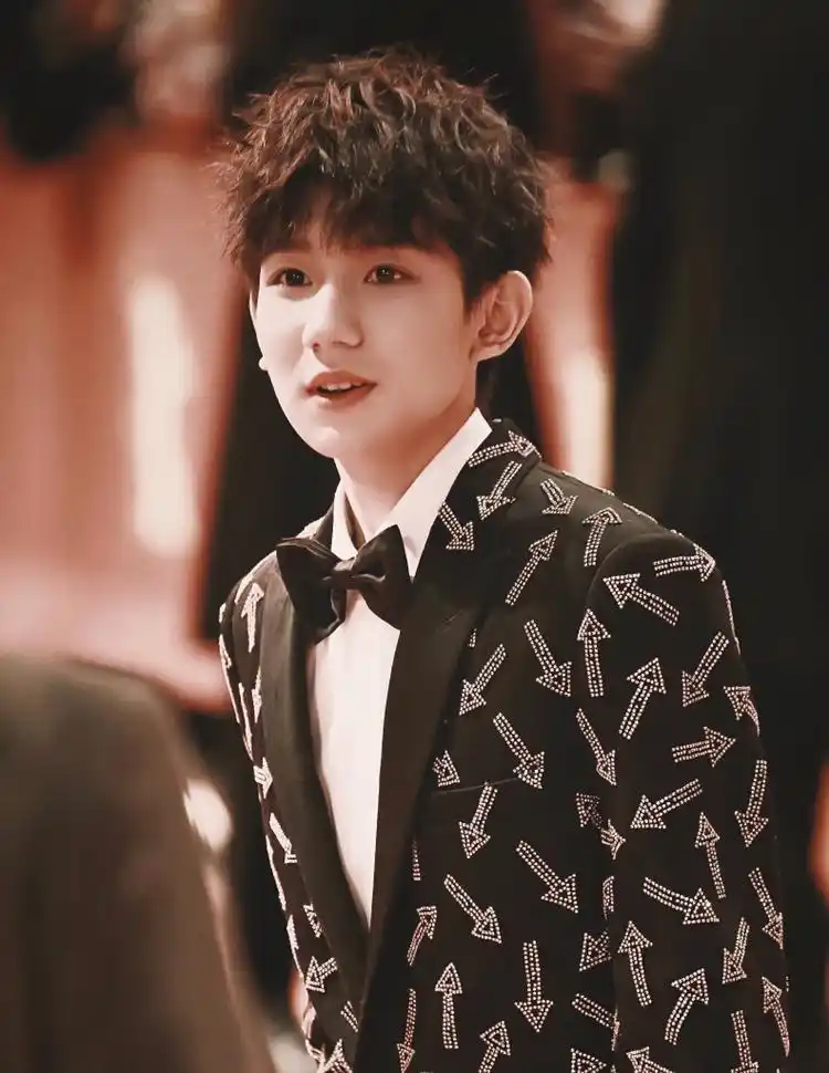 王源在红毯上跑,引得一群外国媒体在后面追喊:roy,stop,笑翻